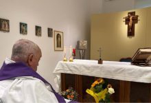 Papa Francisco celebra missa em hospital durante tratamento de pneumonia