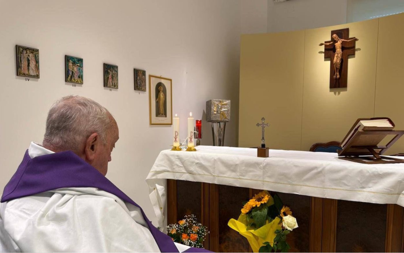 Papa Francisco celebra missa em hospital durante tratamento de pneumonia