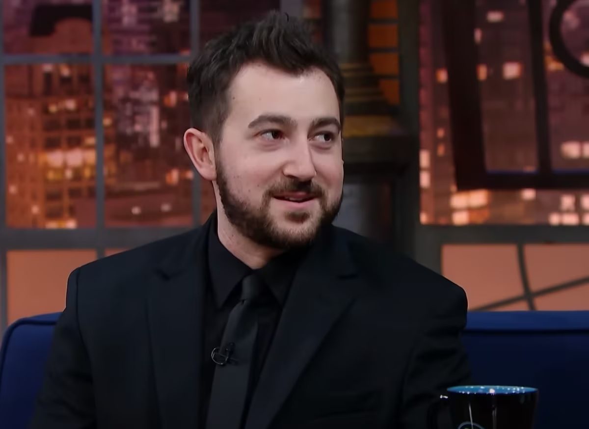Vincent Martella encanta no 'The Noite', falando português e relembrando "Todo Mundo Odeia o Chris".