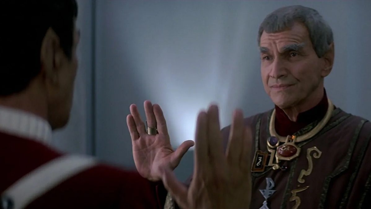 Spock e Sarek têm um relacionamento menos conflituoso na linha do tempo de Kelvin, sem o rompimento visto no universo original de Star Trek.