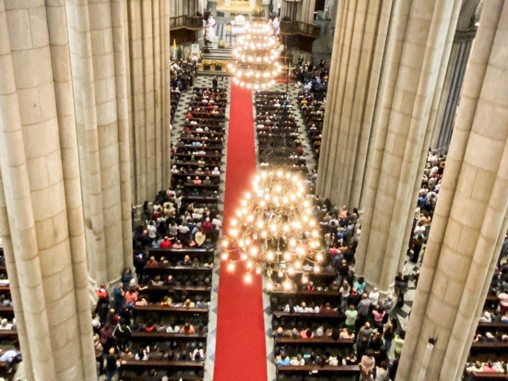 Fiéis lotam Catedral da Sé em missa para homenagear papa Francisco