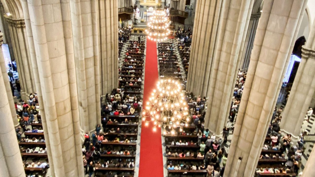 Fiéis lotam Catedral da Sé em missa para homenagear papa Francisco