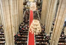 Fiéis lotam Catedral da Sé em missa para homenagear papa Francisco