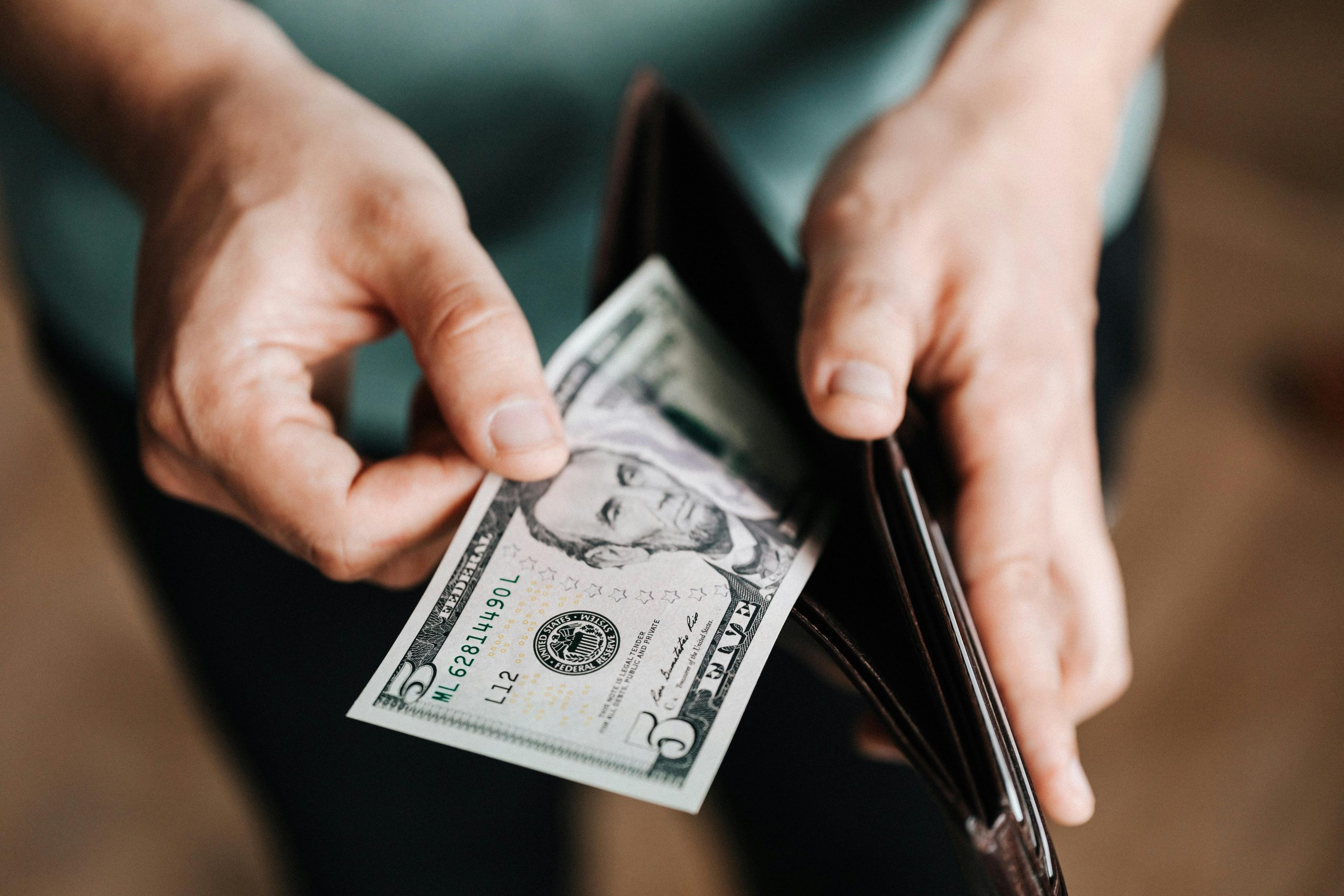 Dólar abre em alta e bate R$ 6 em meio à escalada tarifária da China e EUA