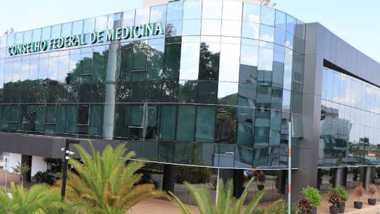 Entidades criticam CFM após veto a terapias para jovens trans