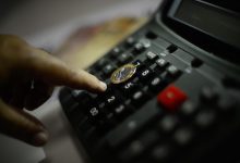 Estrangeiros acumulam 10º pregão de saques em meio à guerra tarifária