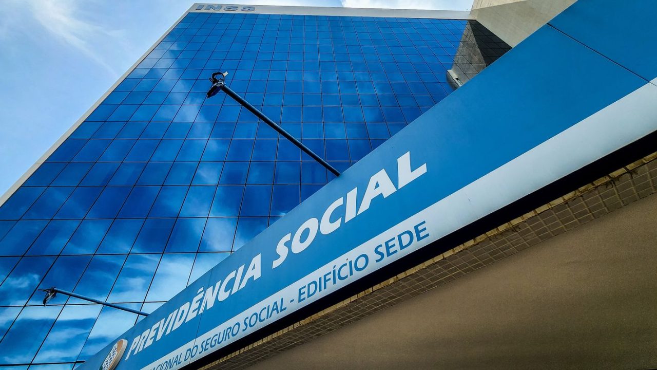 Mensagens falsas prometem ressarcimento de descontos a aposentados