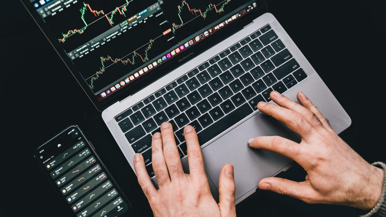 Mercados hoje: turbulência se aprofunda e bolsas globais sofrem quedas históricas