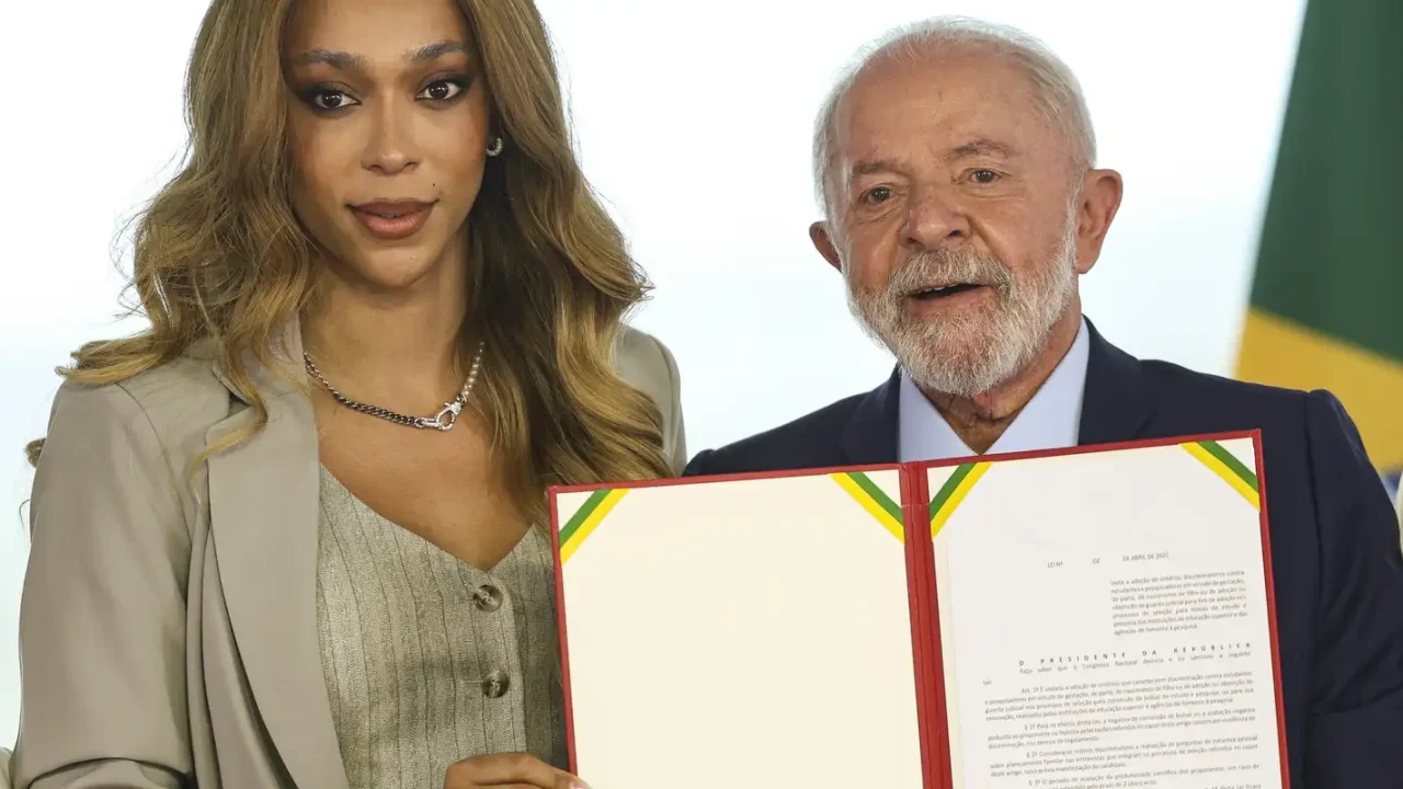 Lula diz que atitude do governo dos EUA com Erika Hilton é abominável