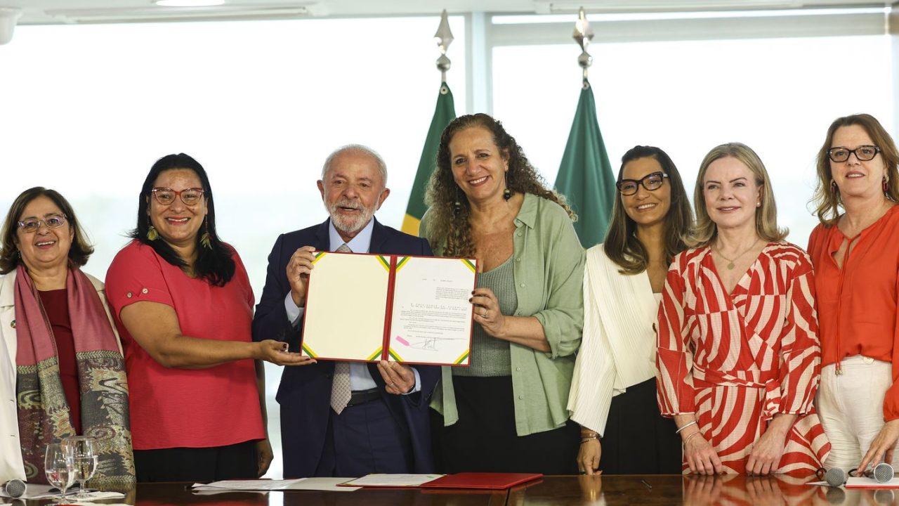 Lula sanciona leis para proteção de direitos das mulheres