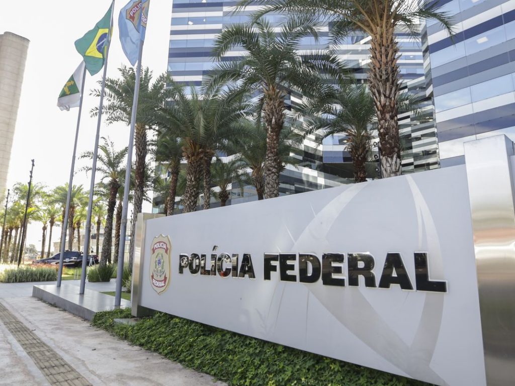 Operação da PF investiga descontos irregulares em benefícios do INSS