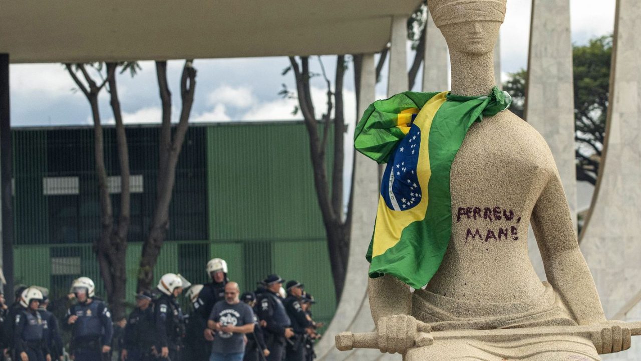 STF tem maioria para condenar mulher que pichou estátua no 8/1