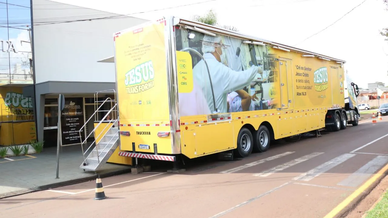 Carreta Missionária oferece serviços gratuitos de saúde e estética em Natal